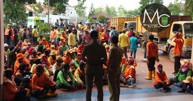 Petugas Kebersihan Pertanyakan THR ke Kantor Walikota